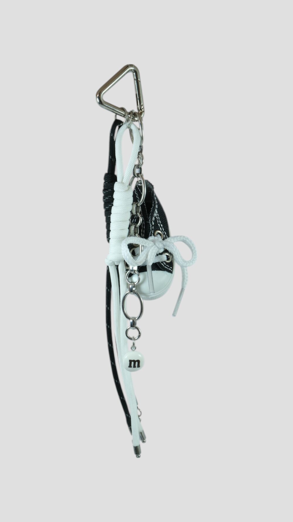 Siyah Spor Ayakkabılı Paracord ve Boncuk Detaylı Charm