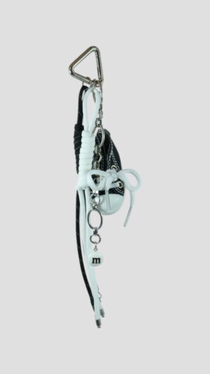 Siyah Spor Ayakkabılı Paracord ve Boncuk Detaylı Charm