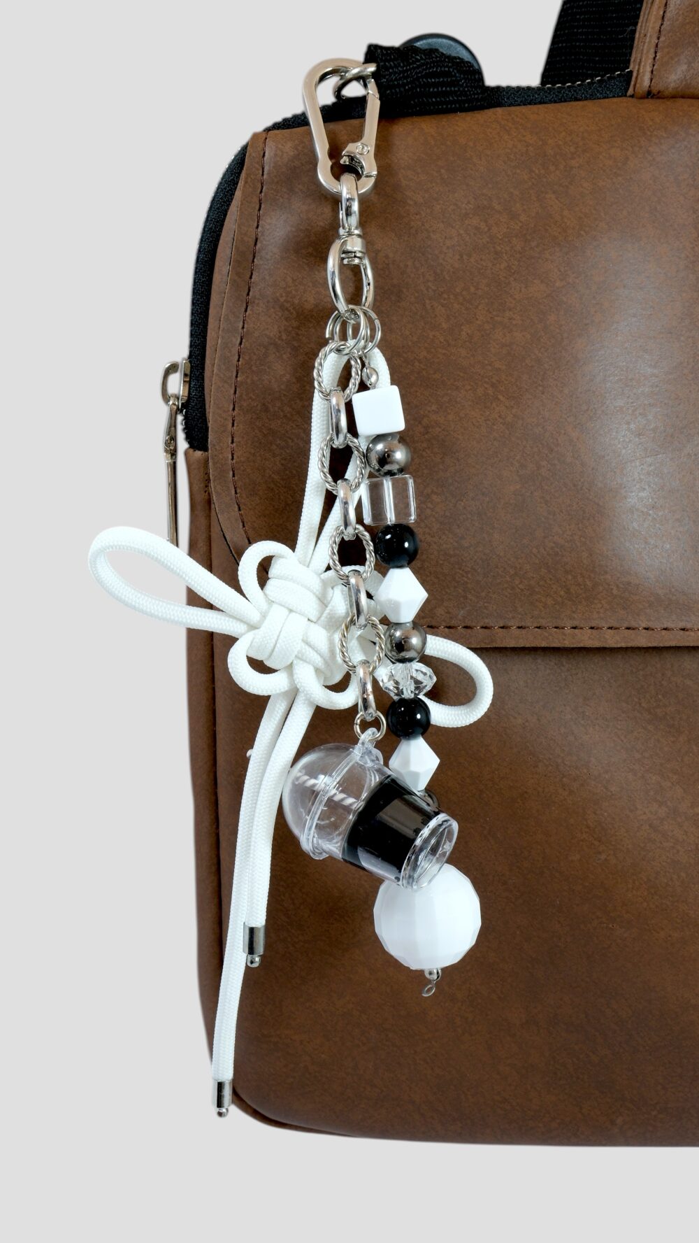 El Yapımı Beyaz Paracord ve Soğuk Kahve Figürlü Charm - Görsel 3